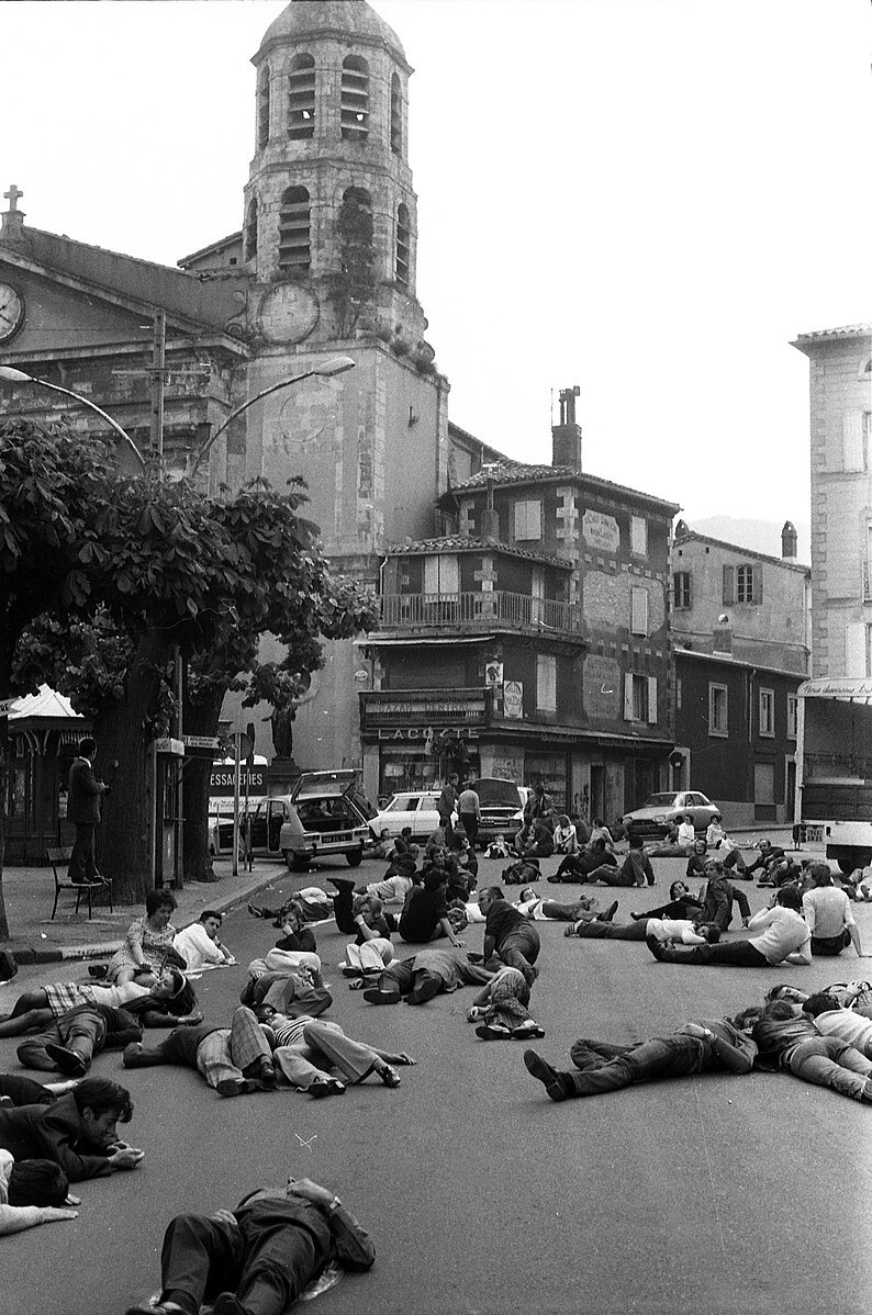 http://problemata.huma-num.fr/omeka_beta/files/large/2674/1_17.05.73_Mazamet_ville_morte_[1973]_-_53Fi1283.jpg
